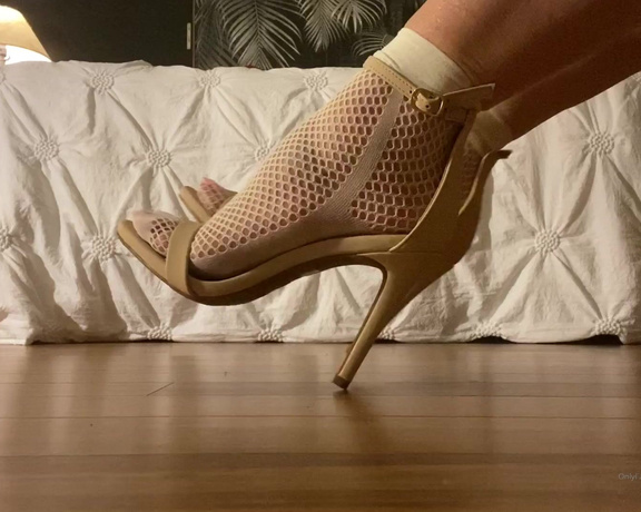 Beneathmytoes aka Beneathmytoes OnlyFans - Shoes on Shoes off Ahhhh