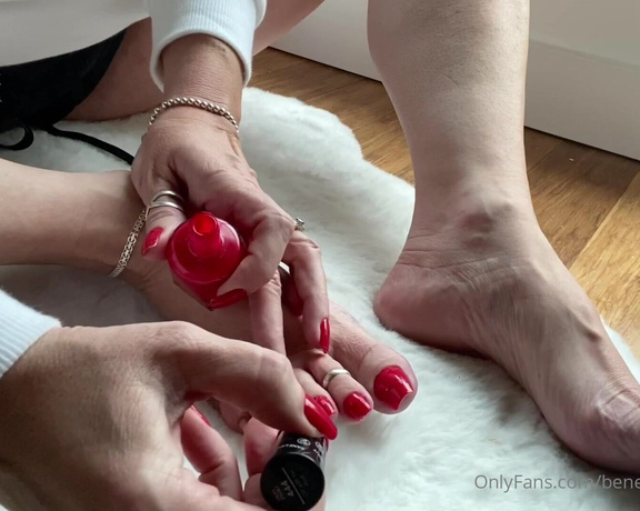 Beneathmytoes aka Beneathmytoes OnlyFans - I painted my nails And you get to watch