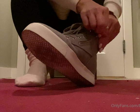 Beneathmytoes aka Beneathmytoes OnlyFans - So cold outside So warm in my these shoes