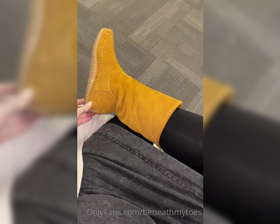 Beneathmytoes aka Beneathmytoes OnlyFans - Quick hallway video  soooo many people this time I got too nervous to play Haha
