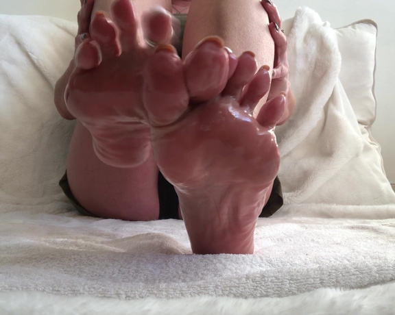 Beneathmytoes aka Beneathmytoes OnlyFans - Oily soles