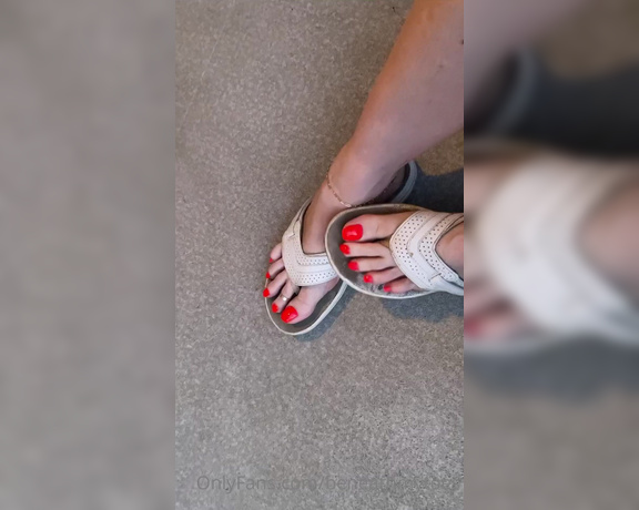 Beneathmytoes aka Beneathmytoes OnlyFans - How does cleaning make your feet so dirty! These flips have become cleaning” shoes I think