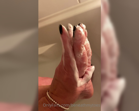 Beneathmytoes aka Beneathmytoes OnlyFans - Dirty feet Now you see them and fuck that, I’m washing them Lol
