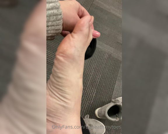 Beneathmytoes aka Beneathmytoes OnlyFans - Quick work flash 1