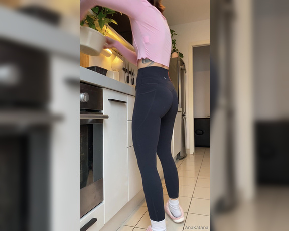 AnaKatana aka anakatana - 03-12-2024 OnlyFans Video - Make banana bread with me