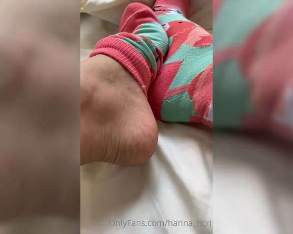 Hannah Robins aka Hanna_hcri OnlyFans - Wiggling toes wearing socks, and ofc a sock removal at the end