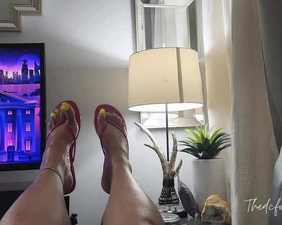 QUEEN OF FEET aka Thedcfootqueen OnlyFans Video 2