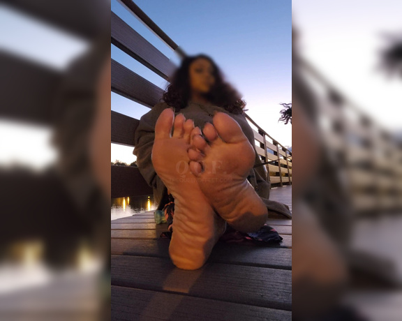QUEEN OF FEET aka Thedcfootqueen OnlyFans - Soles at Sunset Now that the weather is cooling down, closed toe shoes are unavoidable I sat
