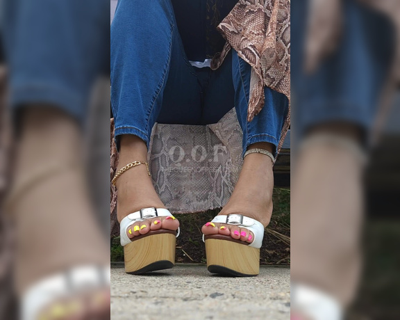 QUEEN OF FEET aka Thedcfootqueen OnlyFans - College Campus Study Who doesnt like college girls Are you admiring me I sit across from you on the