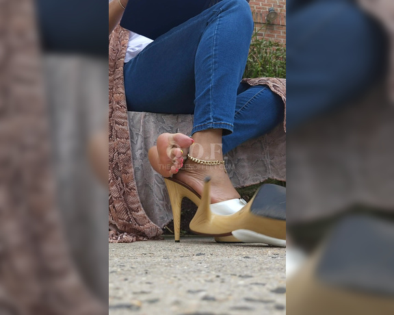 QUEEN OF FEET aka Thedcfootqueen OnlyFans - College Campus Study Who doesnt like college girls Are you admiring me I sit across from you on the