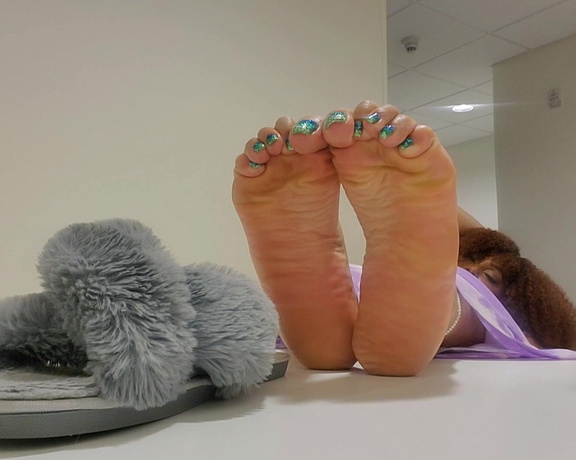QUEEN OF FEET aka Thedcfootqueen OnlyFans - Sole tease Freak girl at the laundromat waits for her boyfriend to leave before she props up her swe