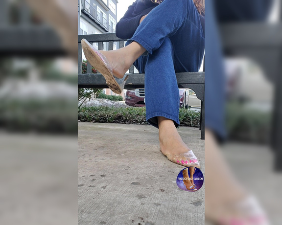 QUEEN OF FEET aka Thedcfootqueen OnlyFans - Public shoe dangle Please leave feedback in my dm Im still tryna understand shoe dangle