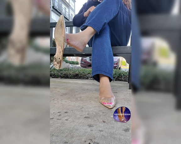 QUEEN OF FEET aka Thedcfootqueen OnlyFans - Public shoe dangle Please leave feedback in my dm Im still tryna understand shoe dangle