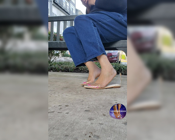 QUEEN OF FEET aka Thedcfootqueen OnlyFans - Public shoe dangle Please leave feedback in my dm Im still tryna understand shoe dangle