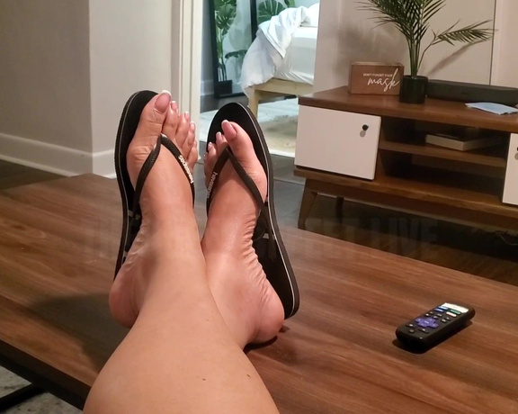 QUEEN OF FEET aka Thedcfootqueen OnlyFans - Being cocky asf