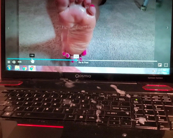 QUEEN OF FEET aka Thedcfootqueen OnlyFans - After work jerk offs to Queen are the best Im video chatting Check Dms For a gift