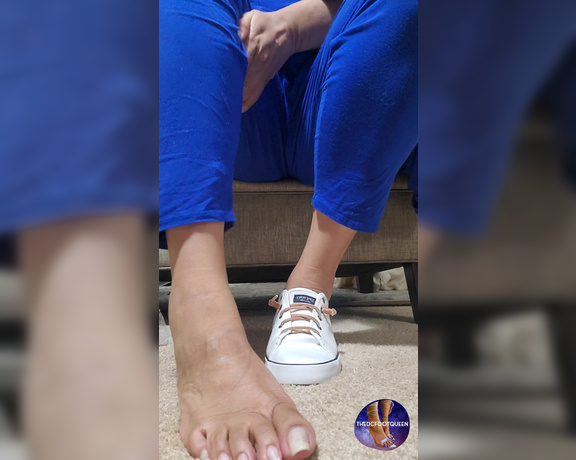 QUEEN OF FEET aka Thedcfootqueen OnlyFans - Nude toe shoe removal Removing my canvas Sperry shoes after a long day