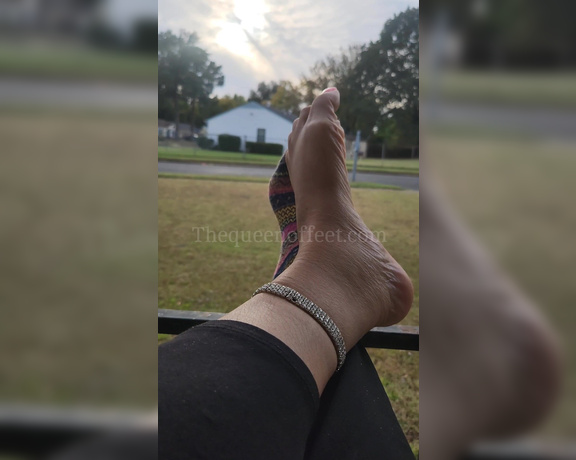 QUEEN OF FEET aka Thedcfootqueen OnlyFans - Simple country livin sock removal