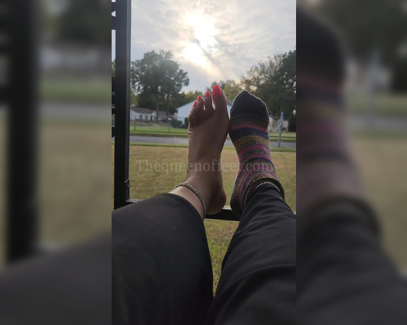 QUEEN OF FEET aka Thedcfootqueen OnlyFans - Simple country livin sock removal