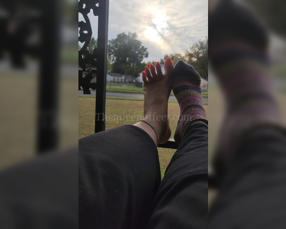 QUEEN OF FEET aka Thedcfootqueen OnlyFans - Simple country livin sock removal