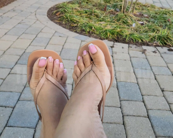 QUEEN OF FEET aka Thedcfootqueen OnlyFans - You like my flip flop dangles babe Look at those hot arches!