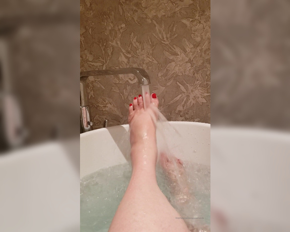 Amazonamanda OnlyFans - A lil #foottease and #toespreads in the tub after a day of travel