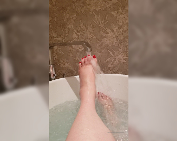 Amazonamanda OnlyFans - A lil #foottease and #toespreads in the tub after a day of travel