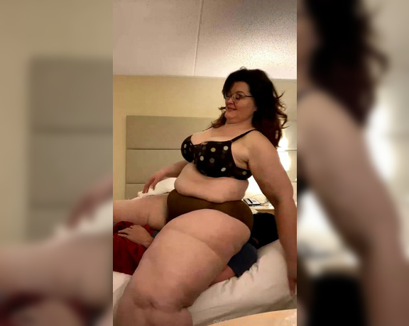 Amazonamanda OnlyFans - Live Stream from Philly chest sitting, face sitting, leg scissors and size comparisons