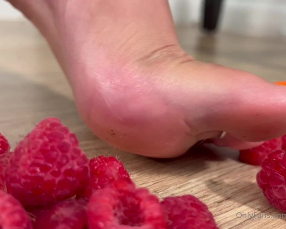 Eye Candy Toes aka Eyecandytoes Footjob OnlyFans - Things got extremely messy Raspberry Smash  Crushing