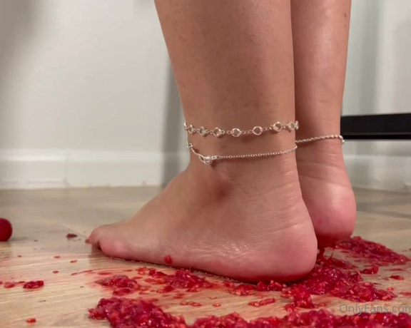 Eye Candy Toes aka Eyecandytoes Footjob OnlyFans - Things got extremely messy Raspberry Smash  Crushing