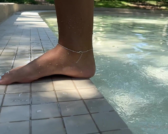 Eye Candy Toes aka Eyecandytoes Footjob OnlyFans - Playing around barefoot in the fountain Which teaser is your favorite COMMENT 1 5 BELOW 5