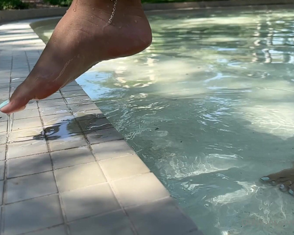 Eye Candy Toes aka Eyecandytoes Footjob OnlyFans - Playing around barefoot in the fountain Which teaser is your favorite COMMENT 1 5 BELOW 3