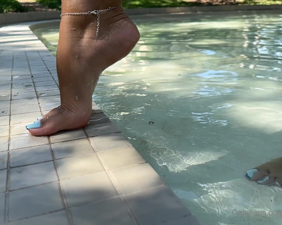 Eye Candy Toes aka Eyecandytoes Footjob OnlyFans - Playing around barefoot in the fountain Which teaser is your favorite COMMENT 1 5 BELOW 3