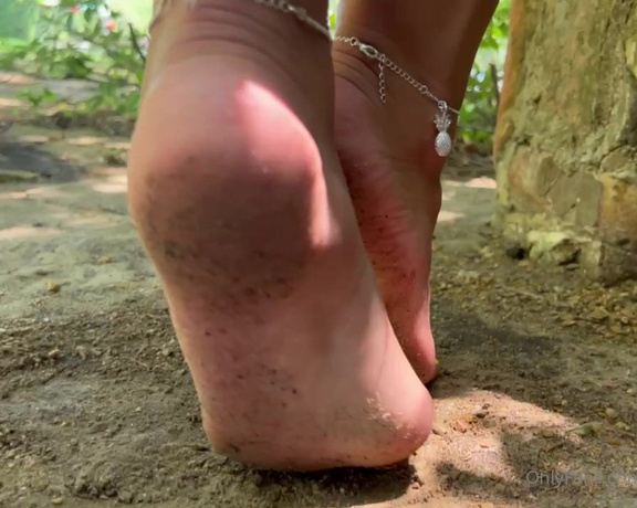 Eye Candy Toes aka Eyecandytoes Footjob OnlyFans - Who’s cleaning these perfect dirty soles