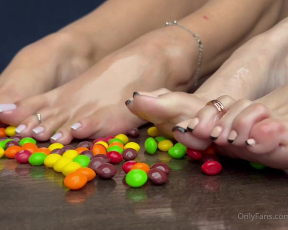 Eye Candy Toes aka Eyecandytoes Footjob OnlyFans - Skittle Drop ASMR w @tuffiearchqueen