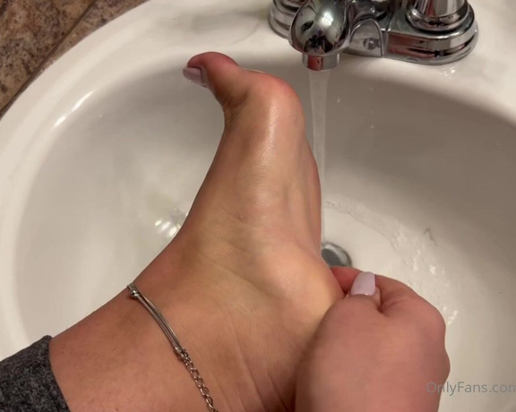 Eye Candy Toes aka Eyecandytoes Footjob OnlyFans - Washing off my dirty feet