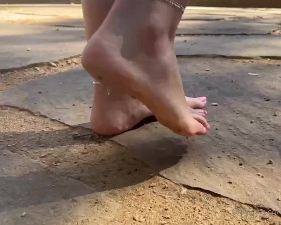 Eye Candy Toes aka Eyecandytoes Footjob OnlyFans - Walking Barefoot in the Park  Dirty Soles