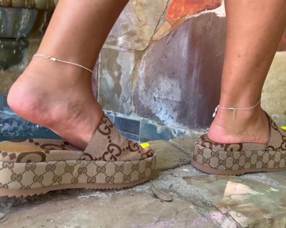 Eye Candy Toes aka Eyecandytoes Footjob OnlyFans - Walking in my Gucci Slides