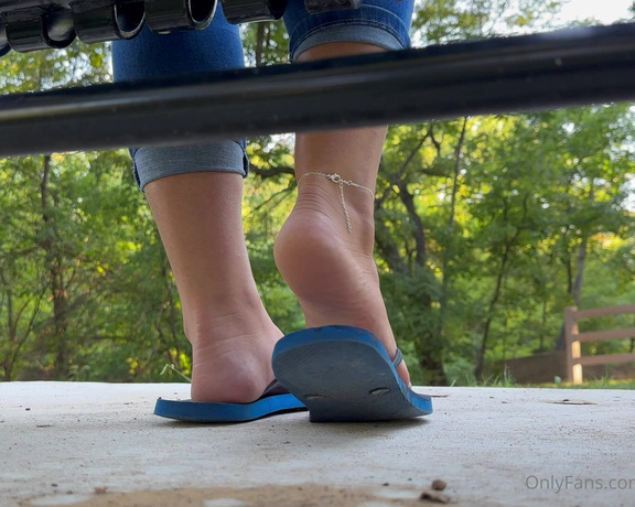 Eye Candy Toes aka Eyecandytoes Footjob OnlyFans - Creeping on my soft soles in flip flops under the park bench