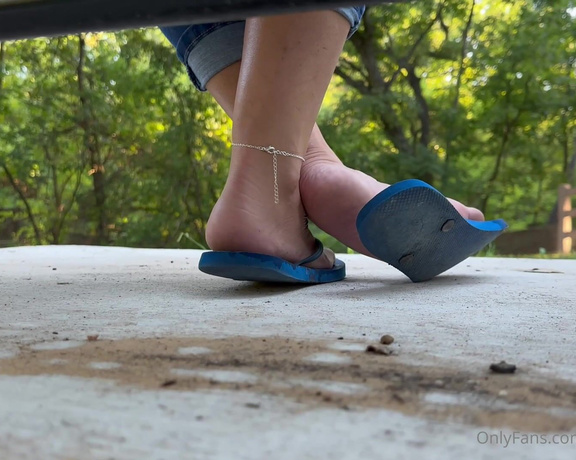 Eye Candy Toes aka Eyecandytoes Footjob OnlyFans - Creeping on my soft soles in flip flops under the park bench