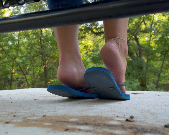Eye Candy Toes aka Eyecandytoes Footjob OnlyFans - Creeping on my soft soles in flip flops under the park bench
