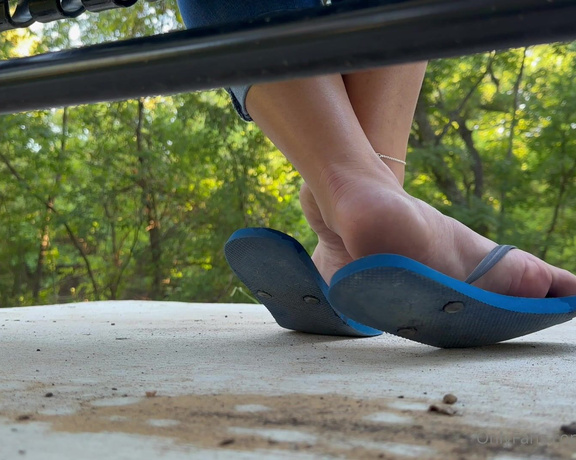 Eye Candy Toes aka Eyecandytoes Footjob OnlyFans - Creeping on my soft soles in flip flops under the park bench