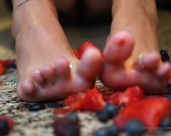 Eye Candy Toes aka Eyecandytoes Footjob OnlyFans - Berry crushing was super satisfying