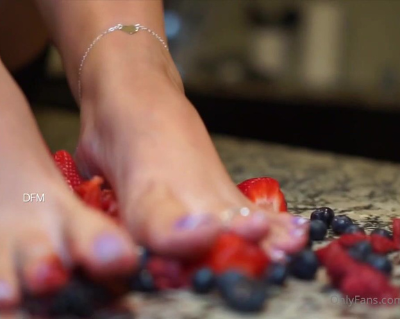 Eye Candy Toes aka Eyecandytoes Footjob OnlyFans - Berry crushing was super satisfying