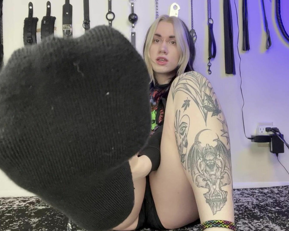 Lexiegrll aka Lexiegrll OnlyFans - Sweaty smelly sock strip I wore those socks for two days I know you want to sniff them, don’t you
