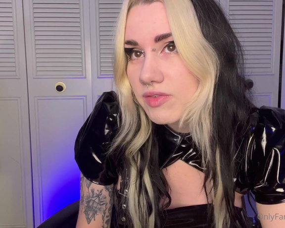 Lexiegrll aka Lexiegrll OnlyFans - Your tattoo artist noticed you starting at her feet so she decides to do something about