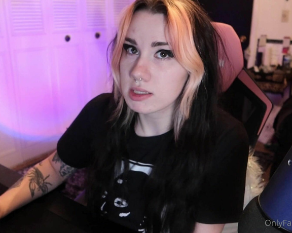 Lexiegrll aka Lexiegrll OnlyFans - Twitch streamer accidentally doesn’t end her stream!