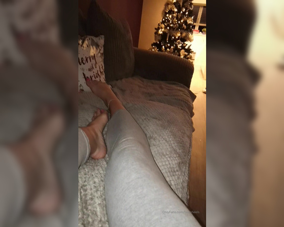 Lou In Heels aka Louinheels OnlyFans - Chilling with my wine & my Christmas tree watching some shite Christmas film