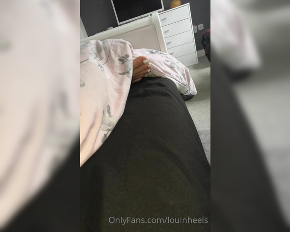 Lou In Heels aka Louinheels OnlyFans - Morning! Who else would like to wake next to these!