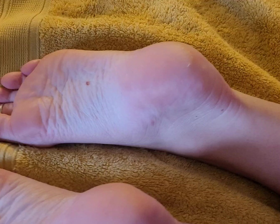 Lou In Heels aka Louinheels OnlyFans - Another dayanother cum shot over my perfect soles Whose next